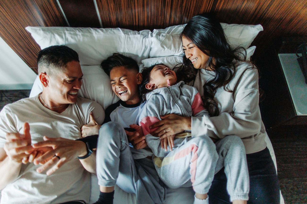 家族、笑い、ベッド