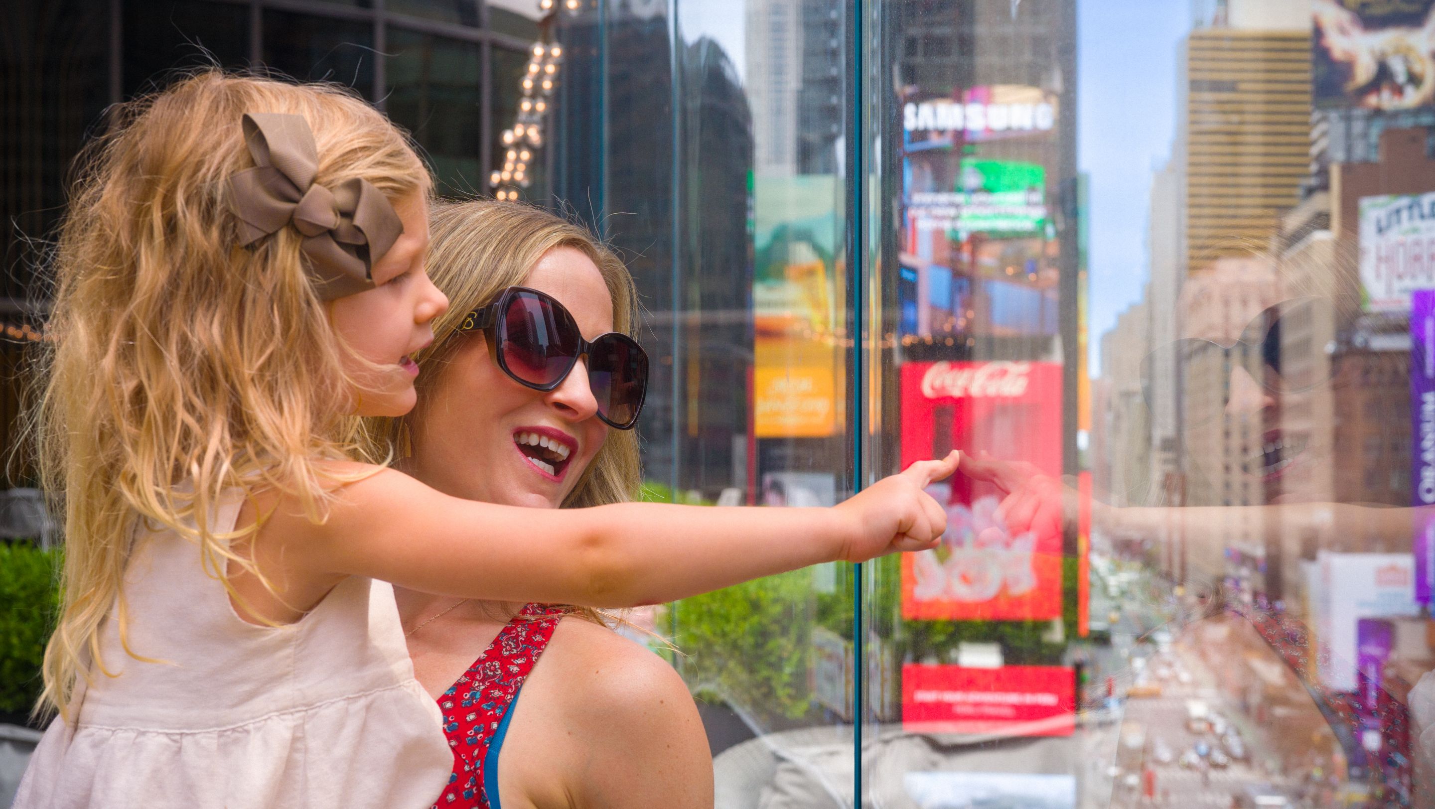 Mutter und Tochter blicken auf den Times Square