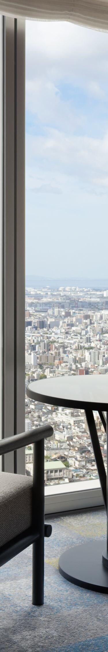 창가에 테이블이 구비된 객실 