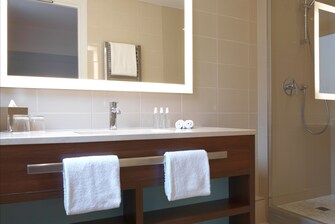 Komfortzimmer mit Twinsize-Betten – Badezimmer