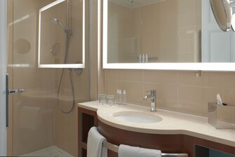 Salle de bain d'une chambre Deluxe avec lit king size