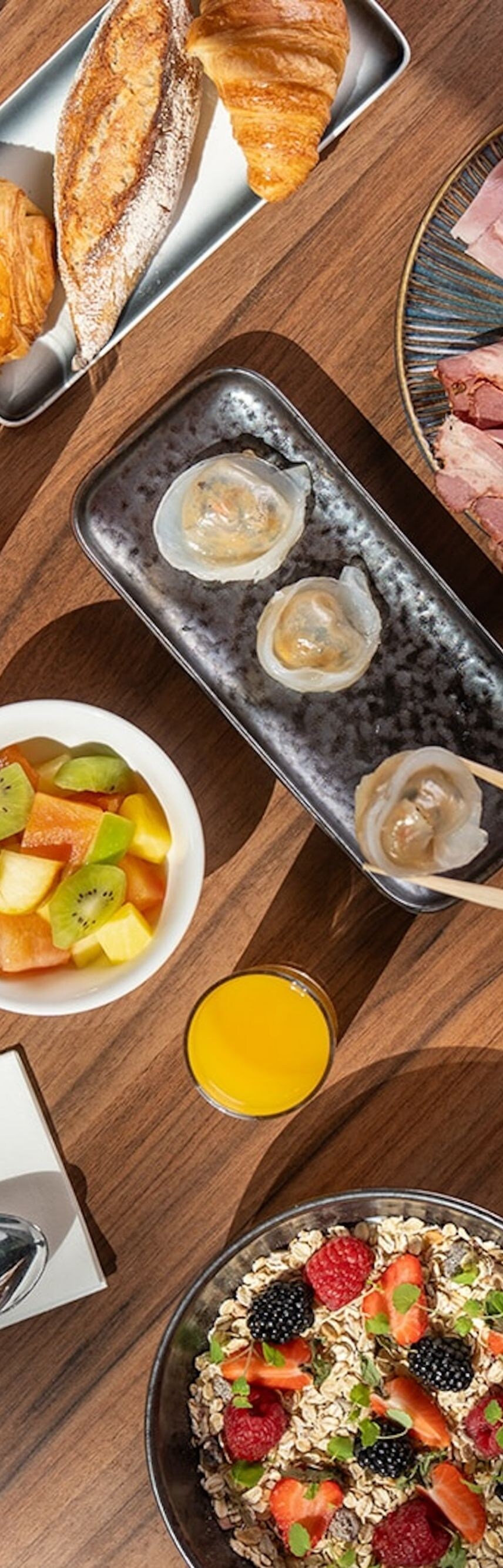 Elementos del desayuno buffet gourmet sobre una mesa