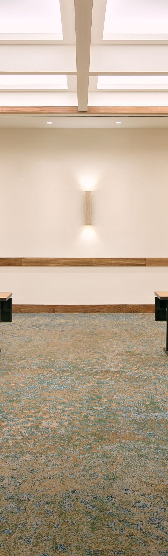 Interior de la sala de reuniones en configuración estilo salón de clase