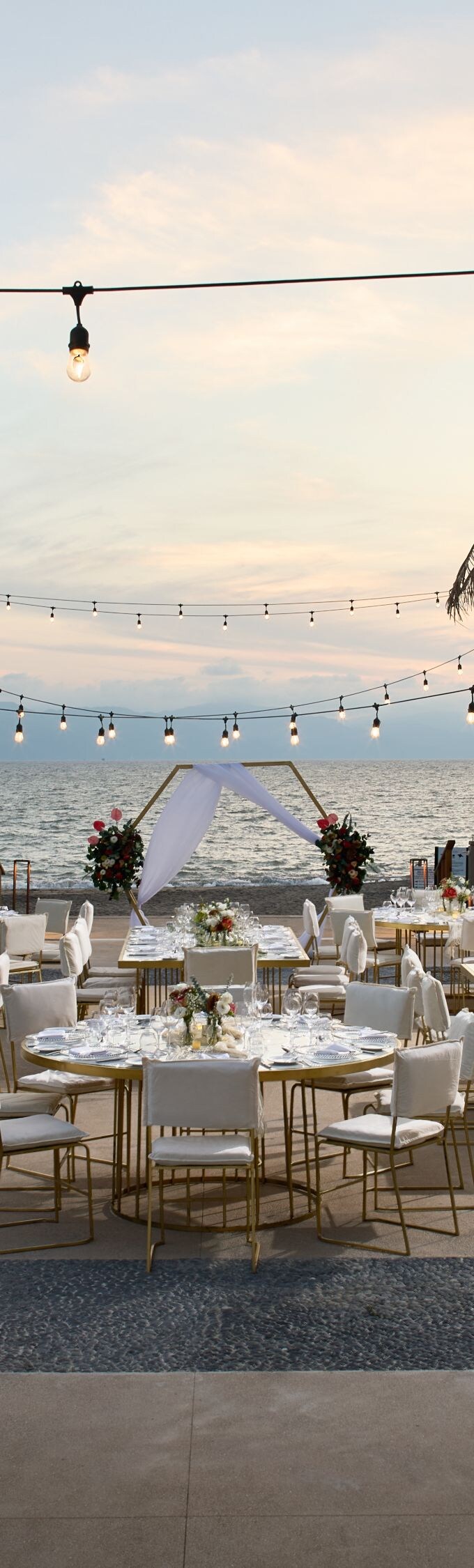 Patio en la playa con montaje de boda y recepción.
