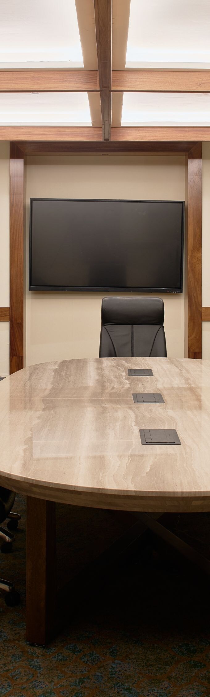 Interior de una sala de reuniones vacía.