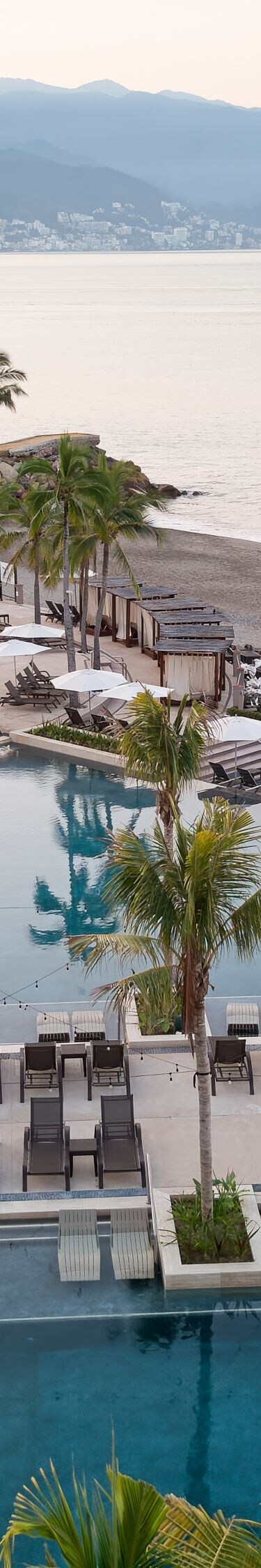Área de la piscina y vista al mar del complejo hotelero.