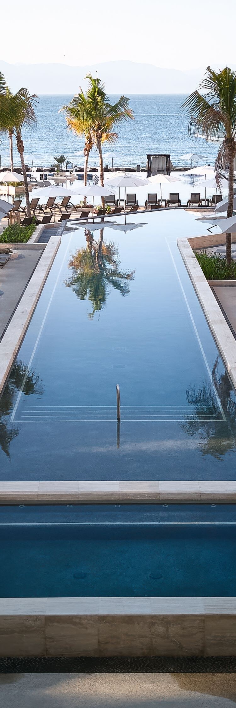 Vista aérea del área de la piscina para adultos. 