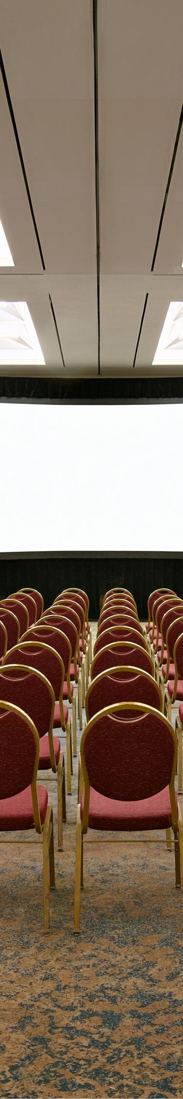 Salón con configuración estilo teatro
