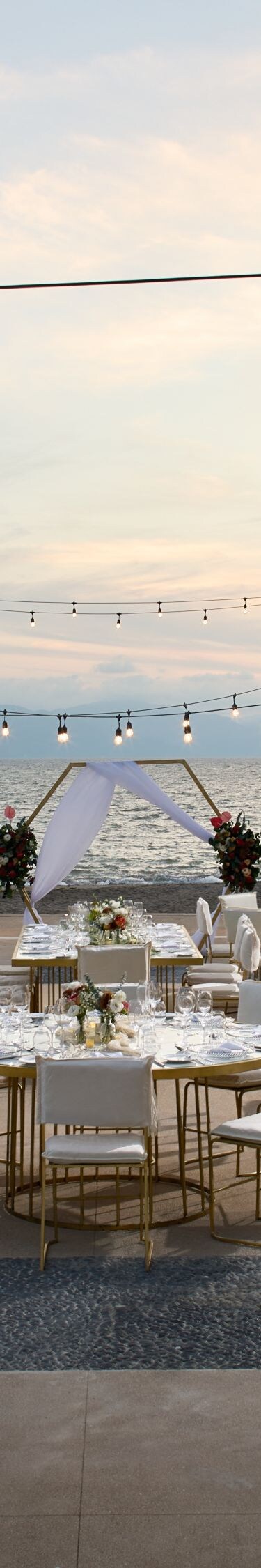 Patio en la playa con montaje de boda y recepción.