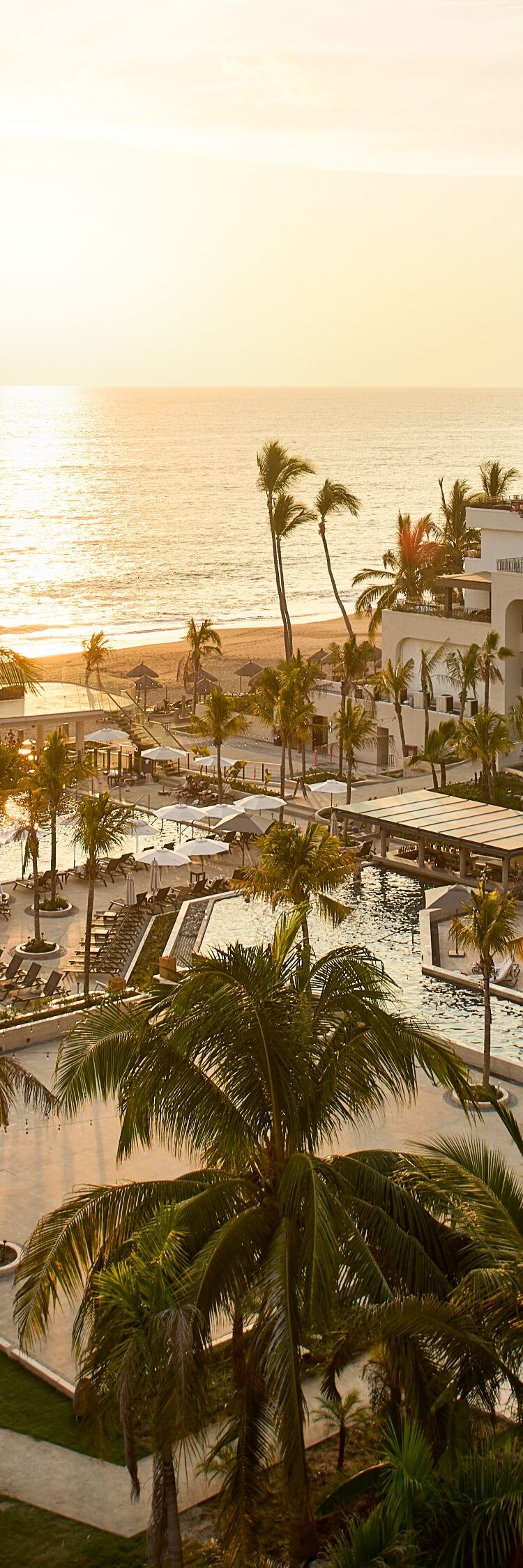 Vista del hotel cuando llega el atardecer.