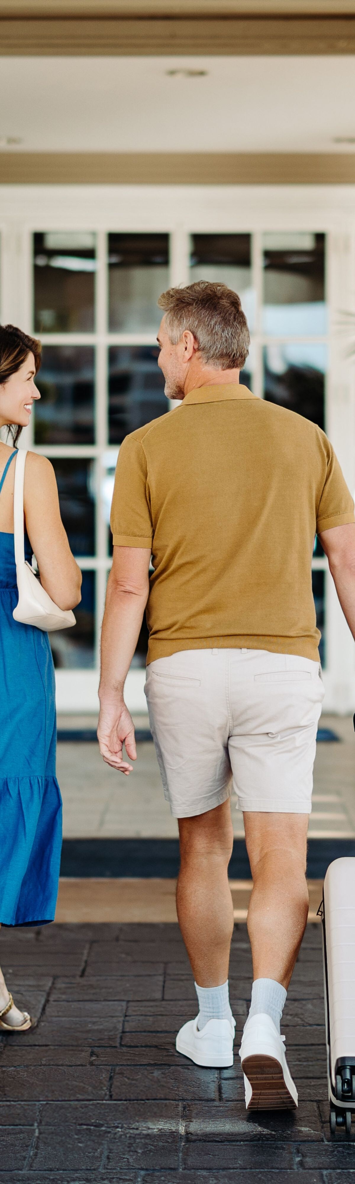 couple walking into the hotel 
