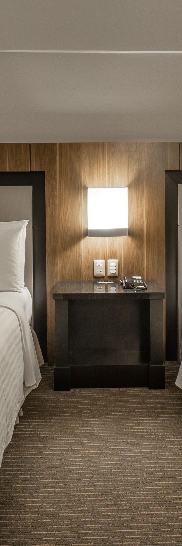 Executive room with two beds, lamp and a sidetable