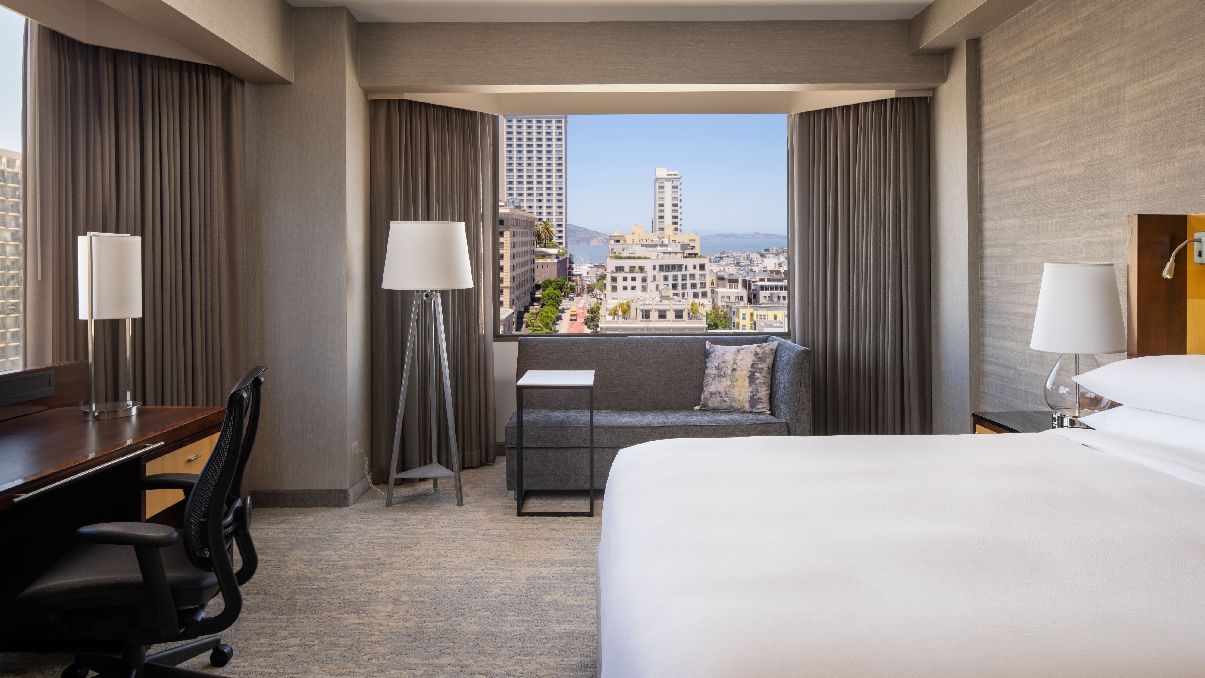 Earn 3,000 bonus points per night