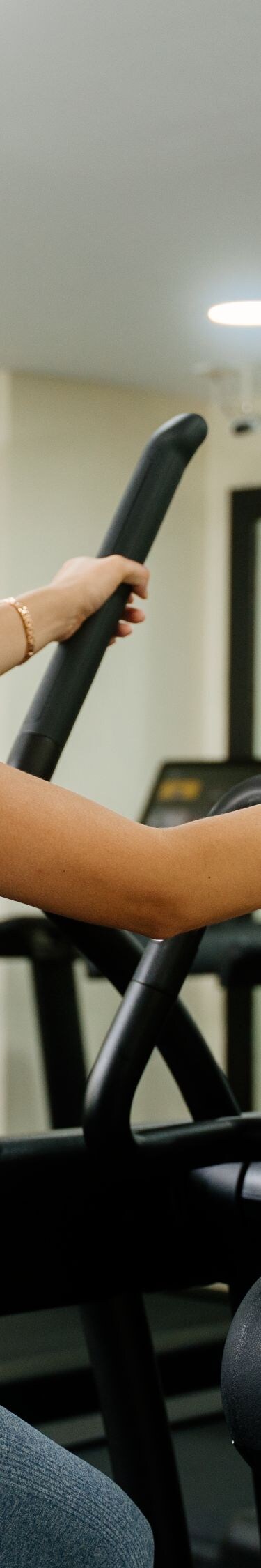 Equipos de gimnasio, dos personas haciendo ejercicio.