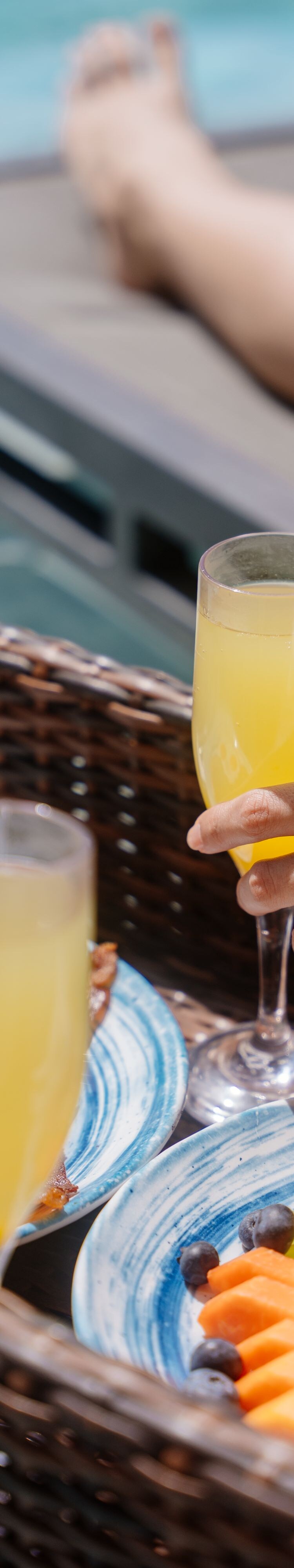 Desayuno flotante, fruta, piscina