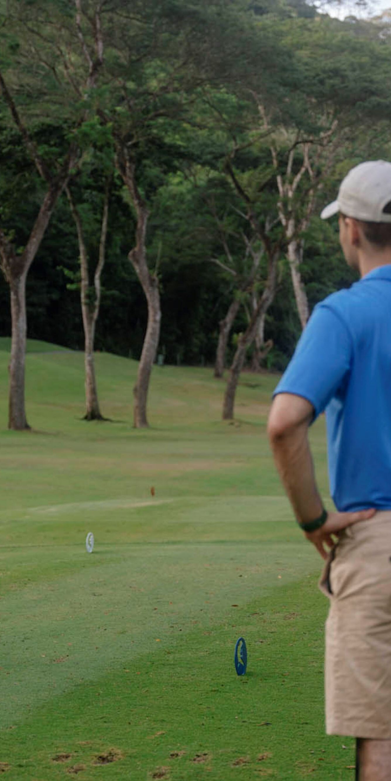 Campamento de golf, dos personas jugando al golf