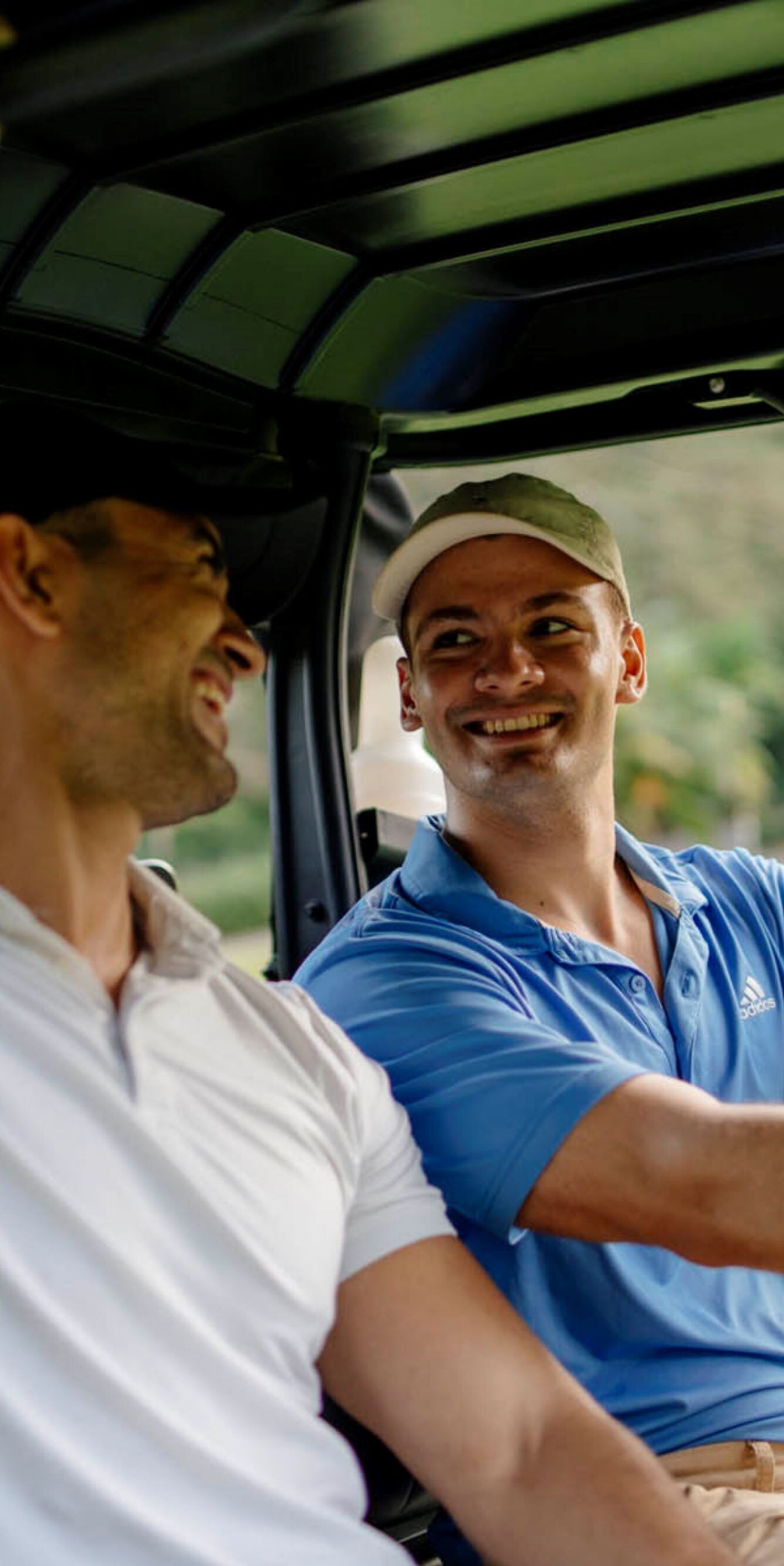 Campamento de golf, dos personas en un carrito de golf