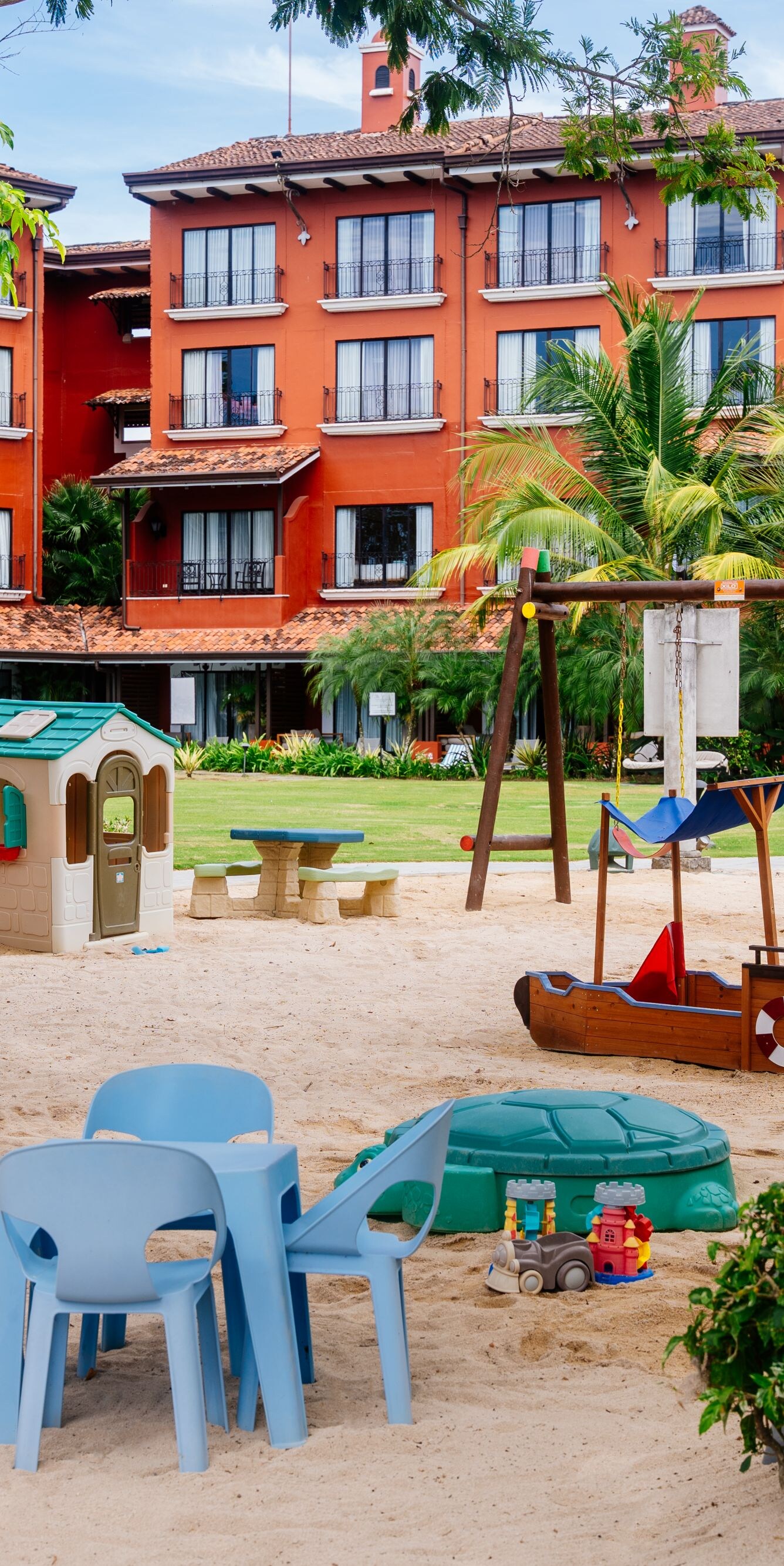 Espacio al aire libre, parque infantil, vista del edificio