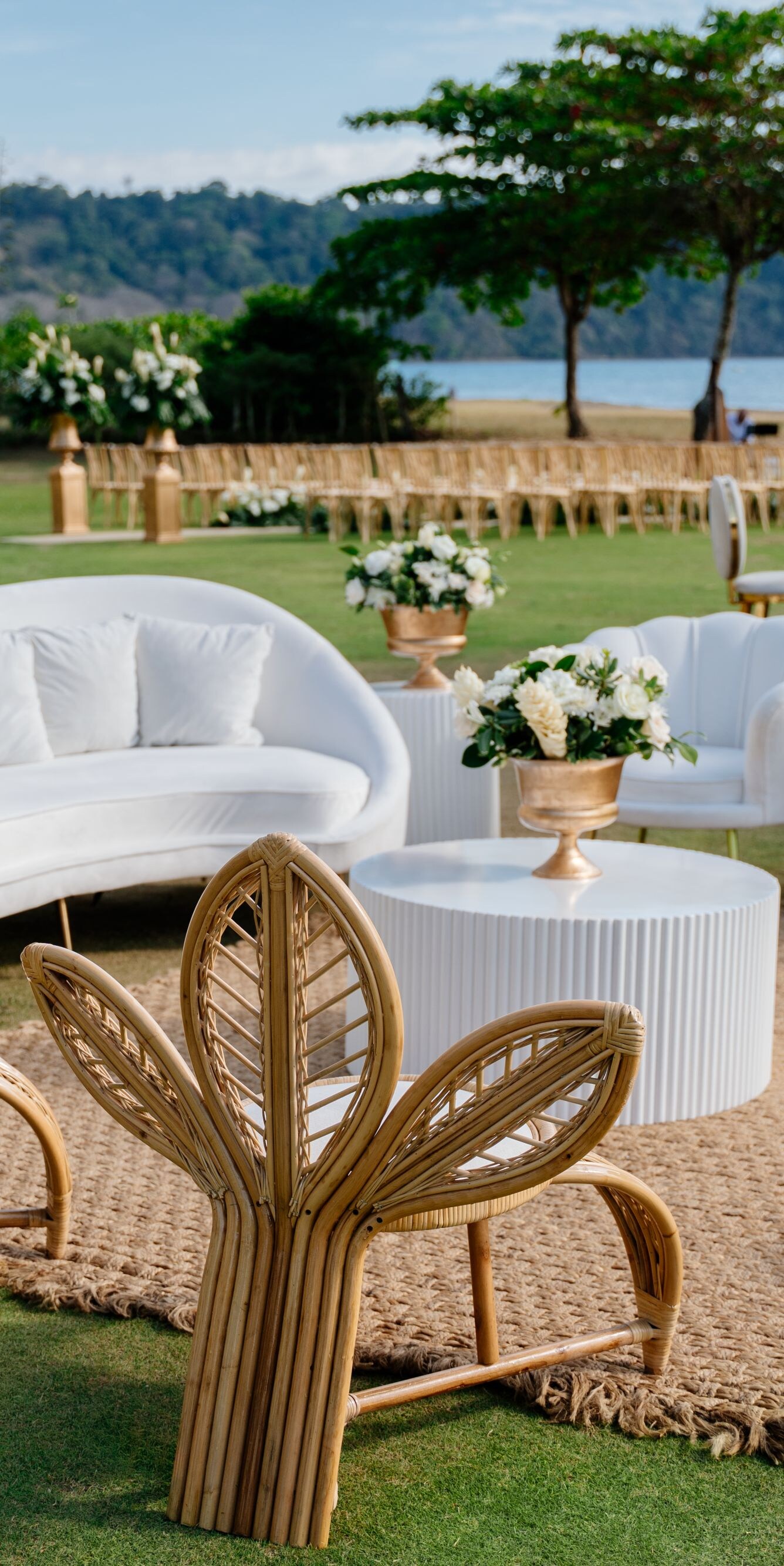 Montaje de la boda, exterior, naturaleza, lago