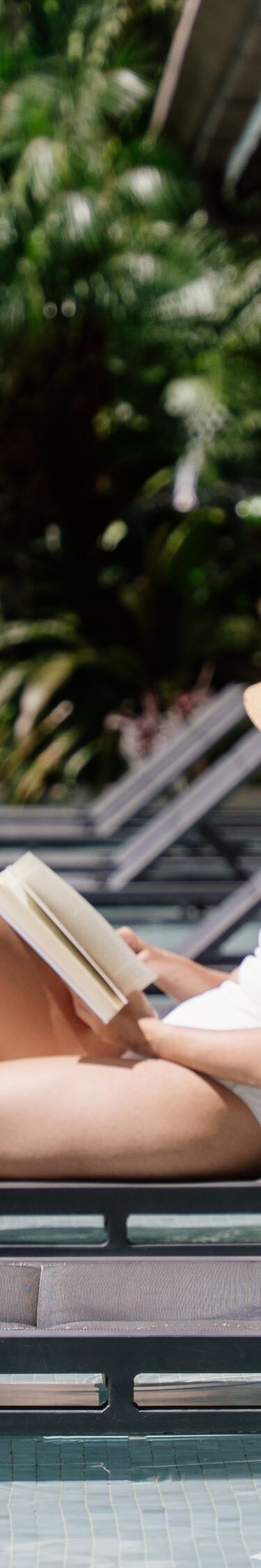 Exterior, piscina, persona con un libro, sillas reclinables