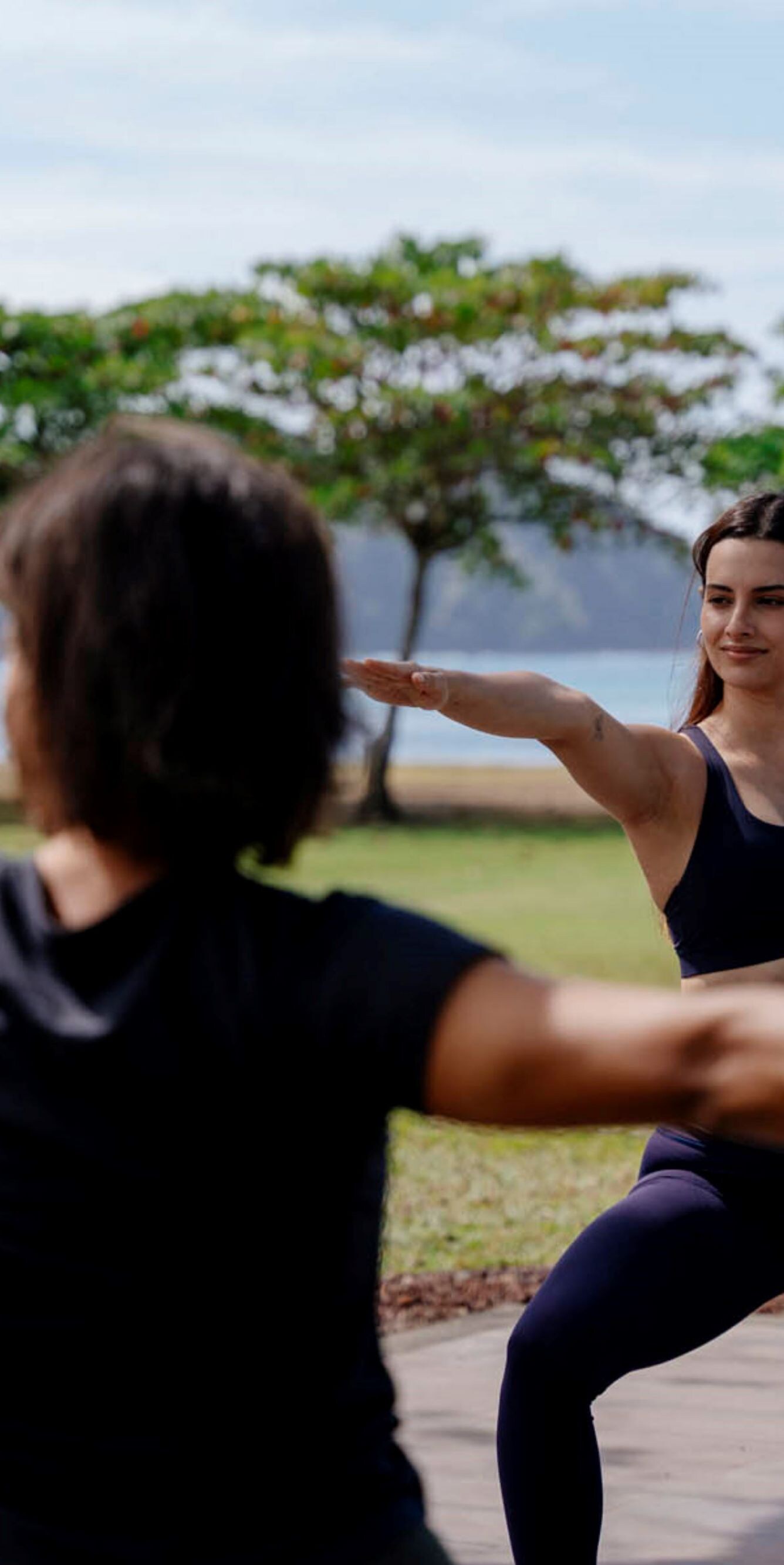 Exterior, clase de yoga, profesor, mujer practicando