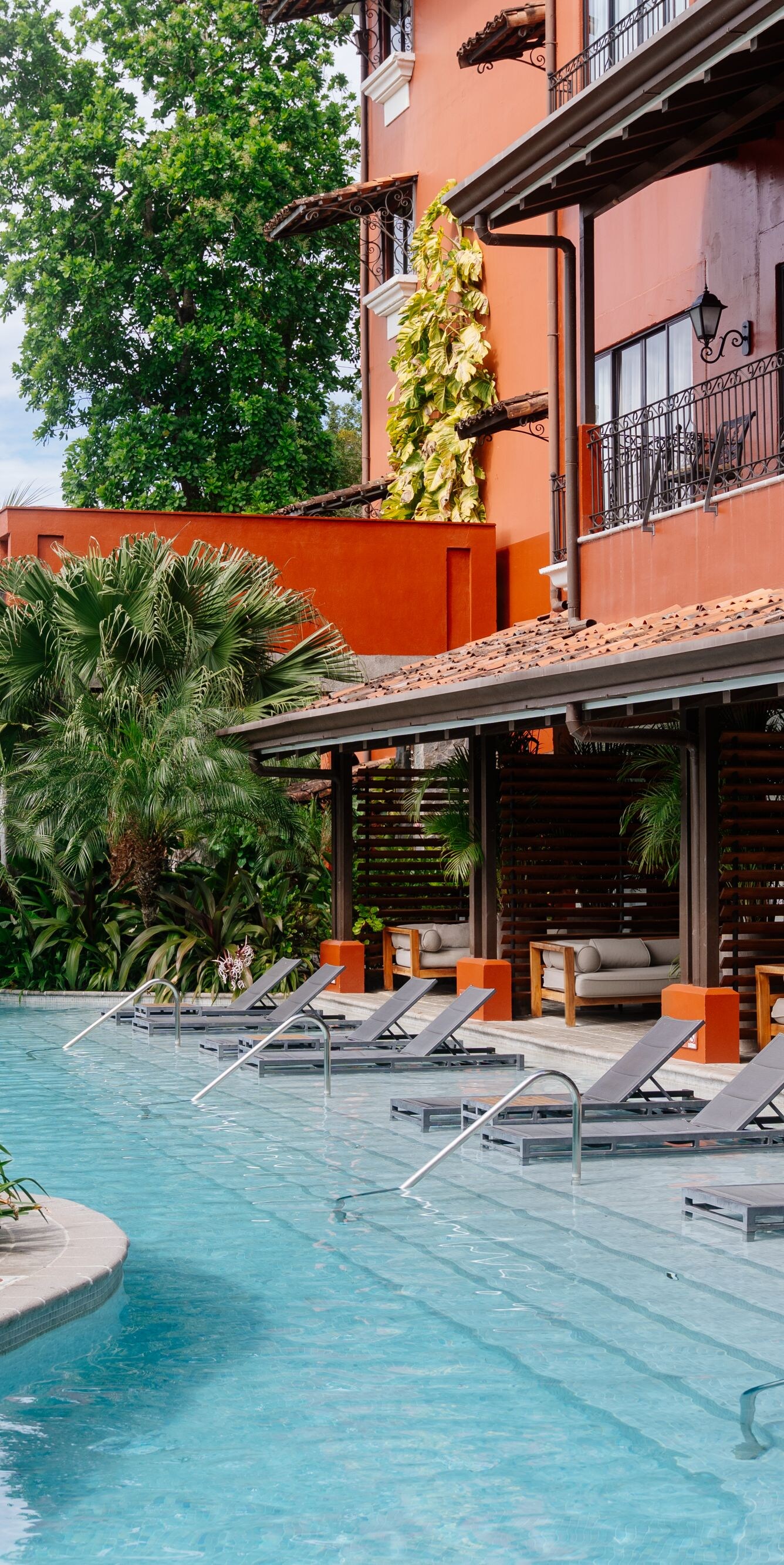Sillas reclinables, piscina para adultos, exterior, naturaleza
