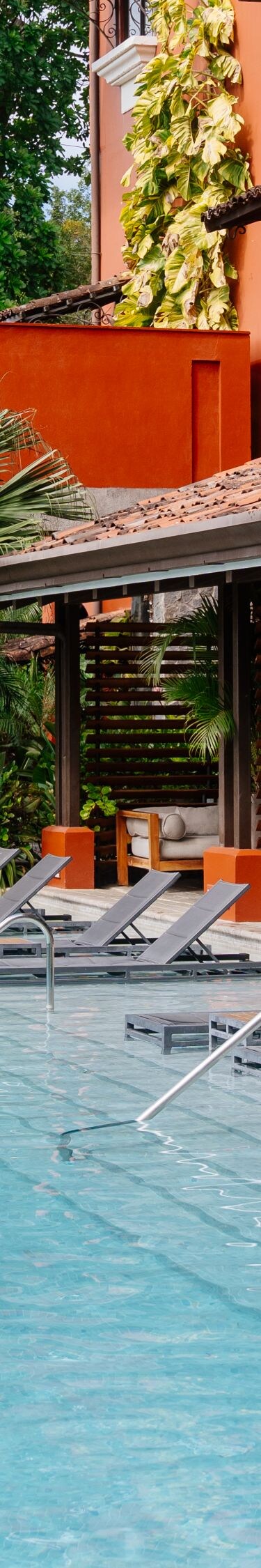 Sillas reclinables, piscina para adultos, exterior, naturaleza