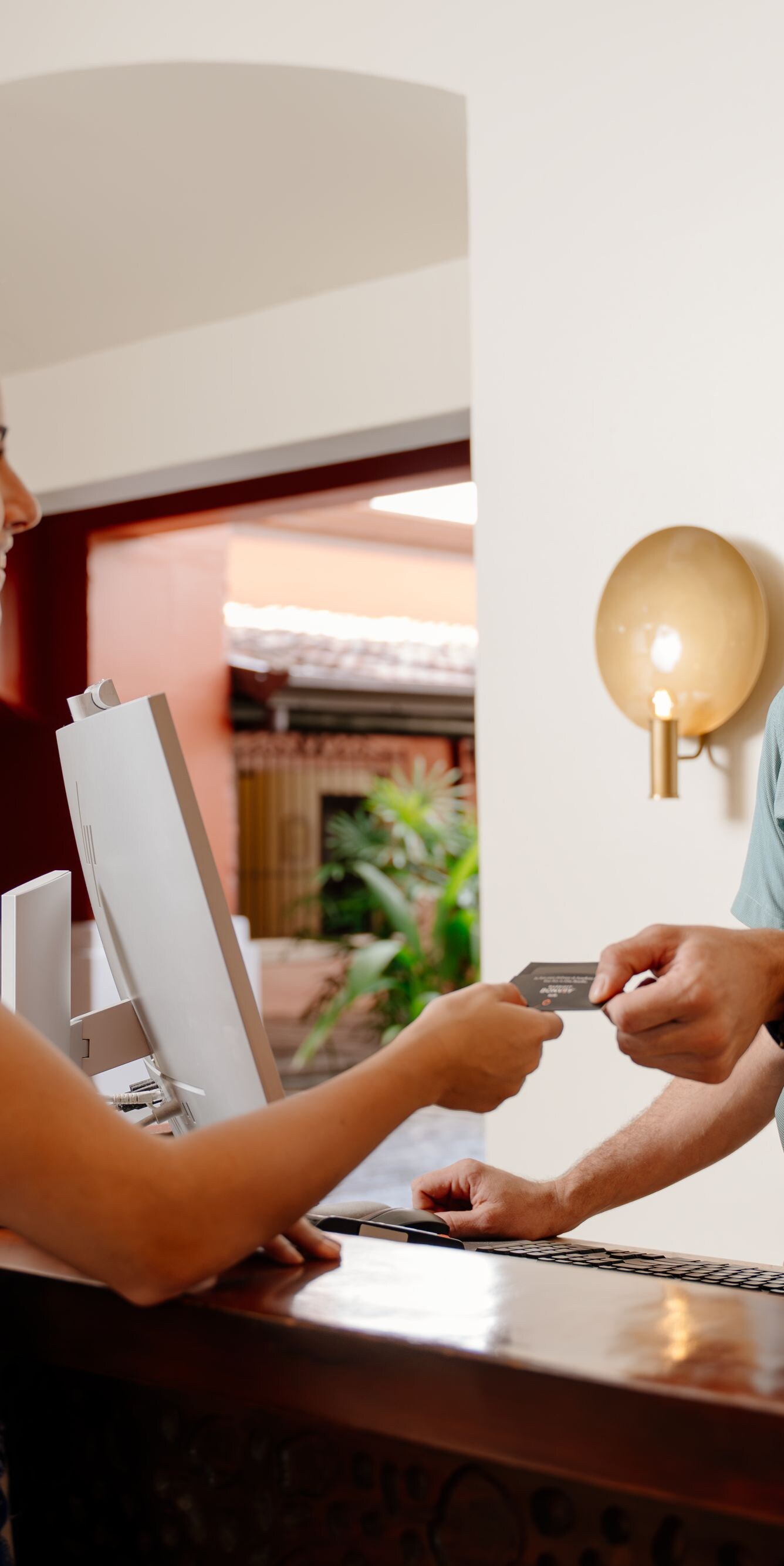 Vestíbulo, recepción, un huésped, empleado