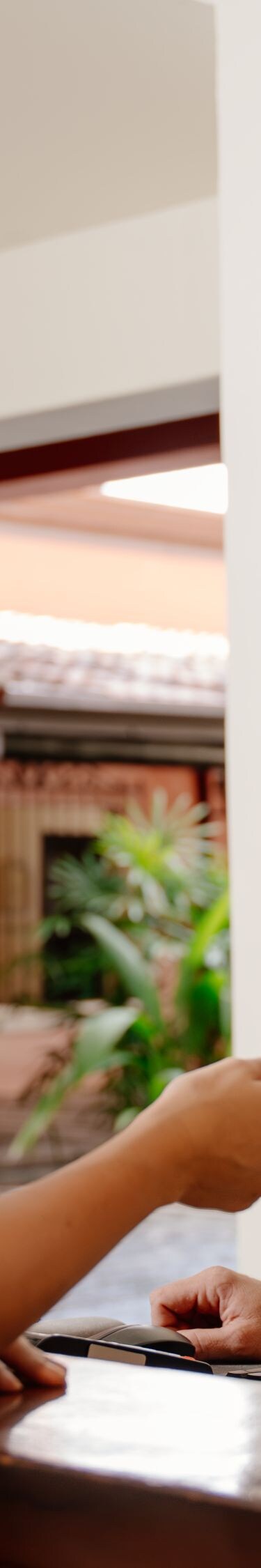 Vestíbulo, recepción, un huésped, empleado