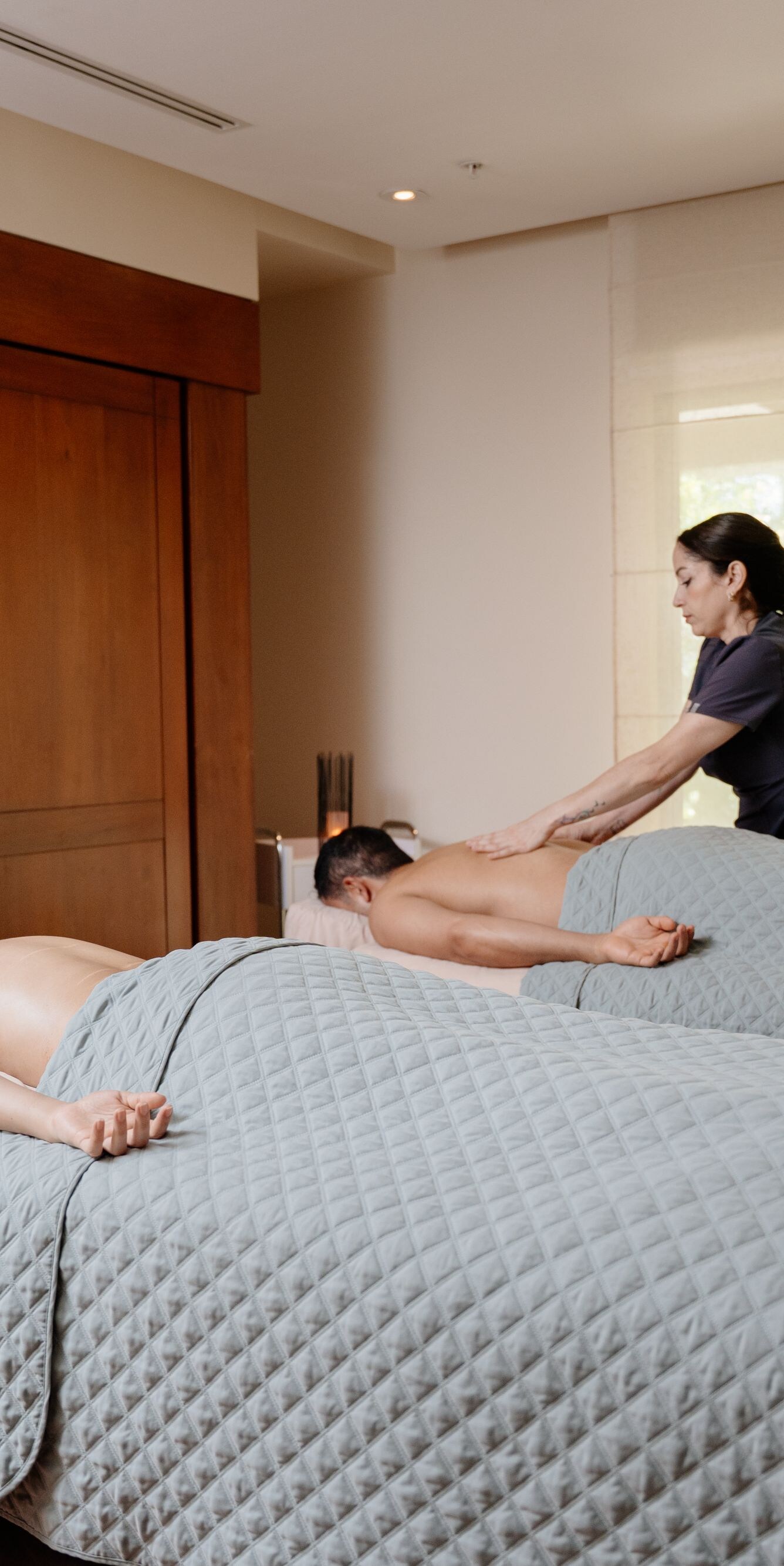 Spa, pareja relajándose, 2 masajistas 