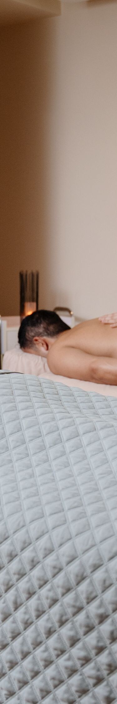 Spa, pareja relajándose, 2 masajistas 