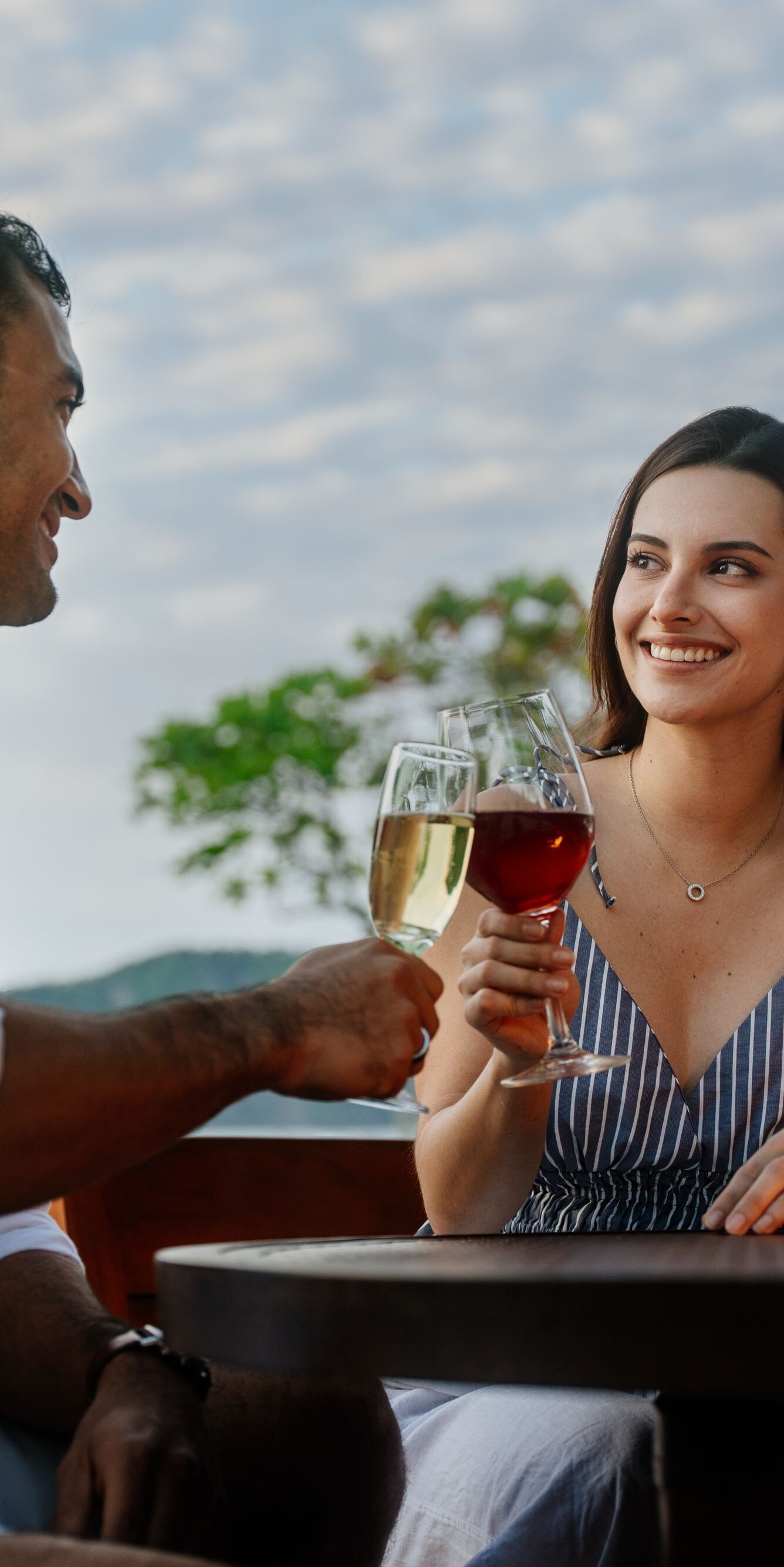 Exterior, pareja con vino, hoguera