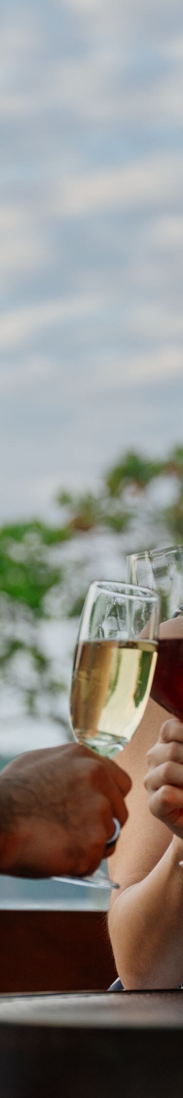Exterior, pareja con vino, hoguera