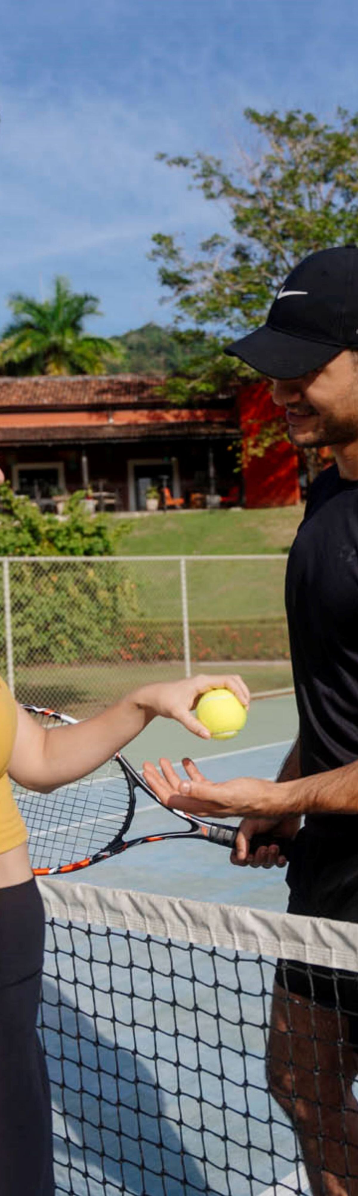 Tennis court, couple playing, extrerior
