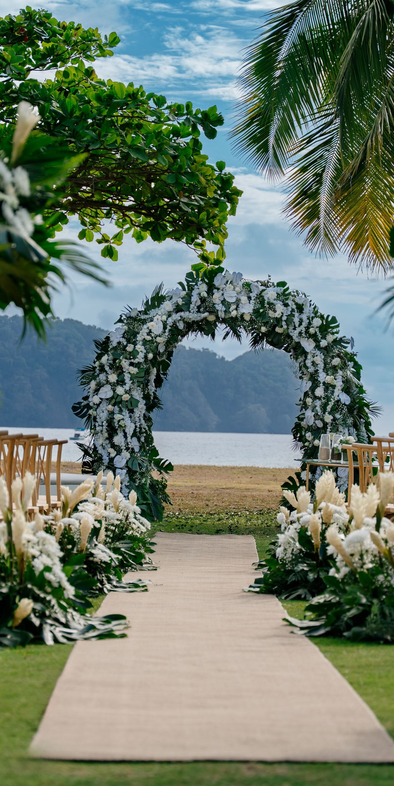 Montaje de la boda, exterior, naturaleza, lago
