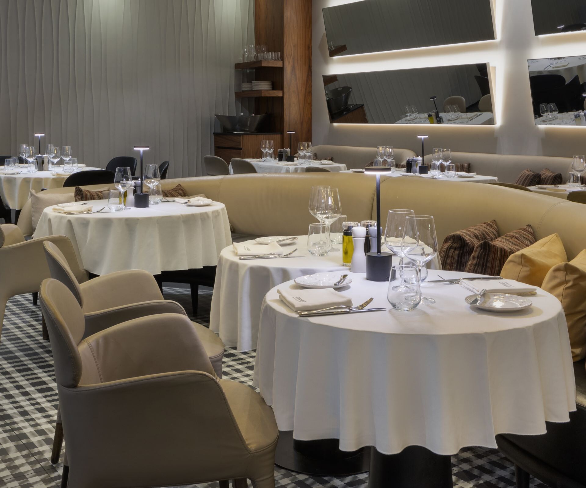 tables in restaurant 