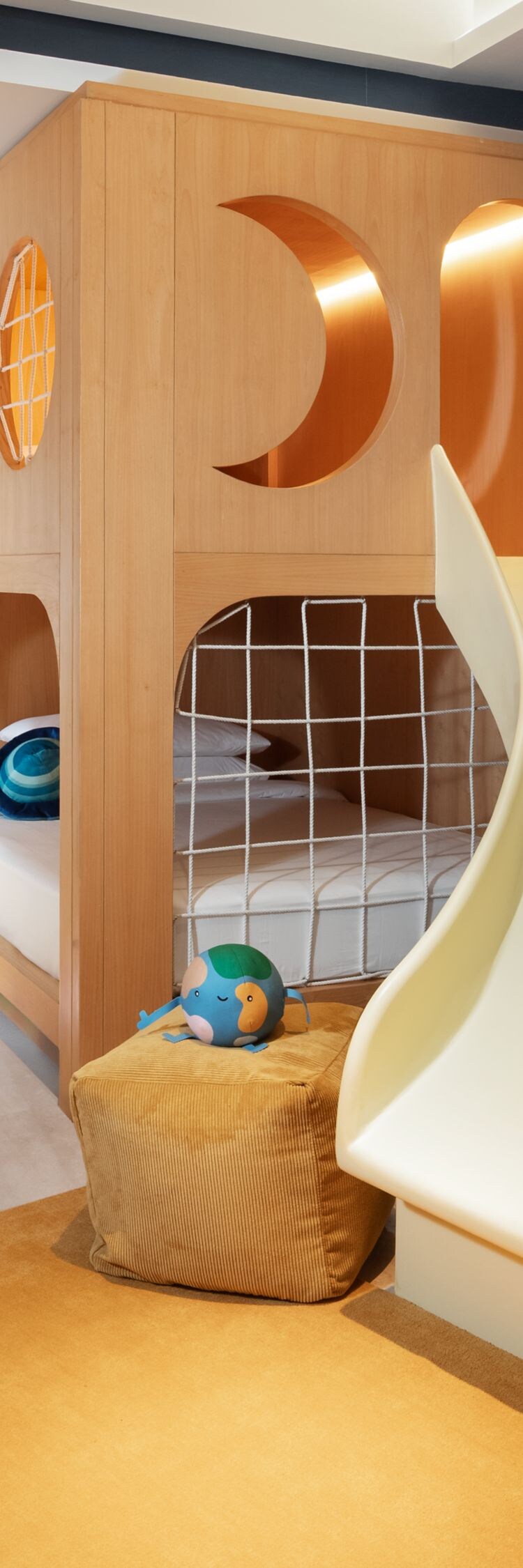 Kamar keluarga dengan tema Space and Cosmos.