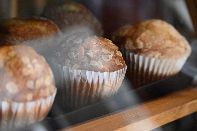 muffin, display case, breakfast options