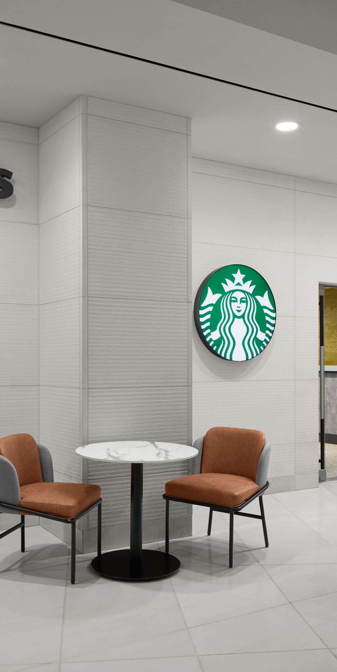 座席エリアのある「Starbucks」のエントランス