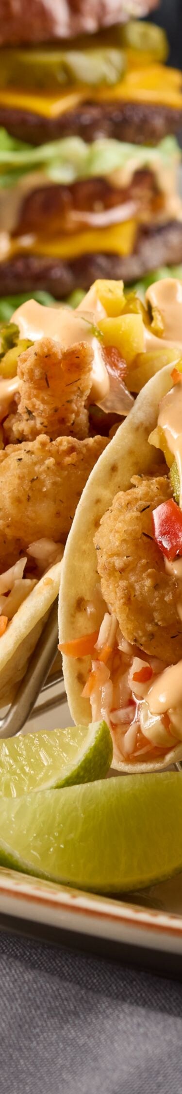 エビタコスとフライドポテト、ハンバーガー