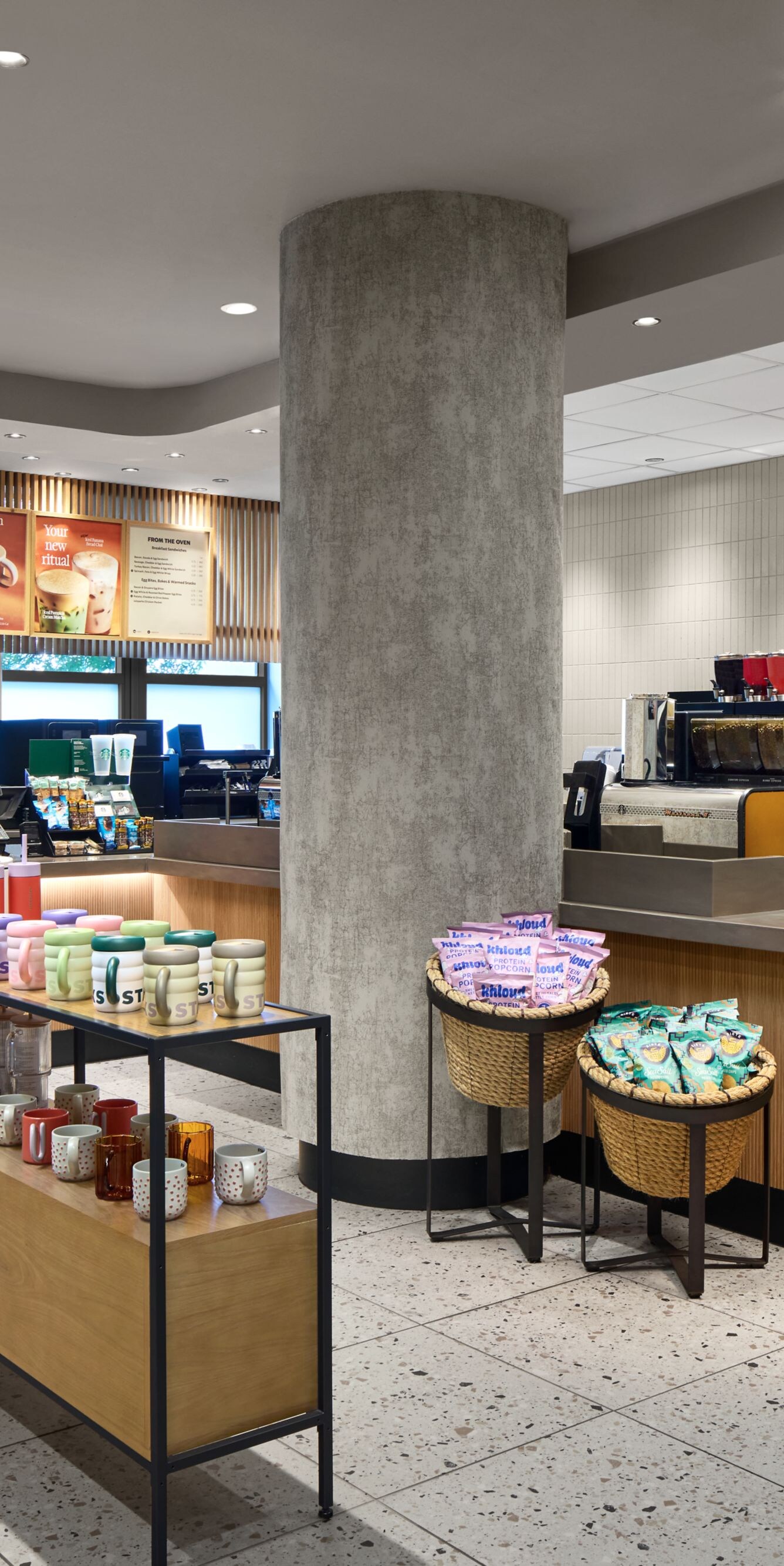 商品と食べ物を販売するコーヒーショップ