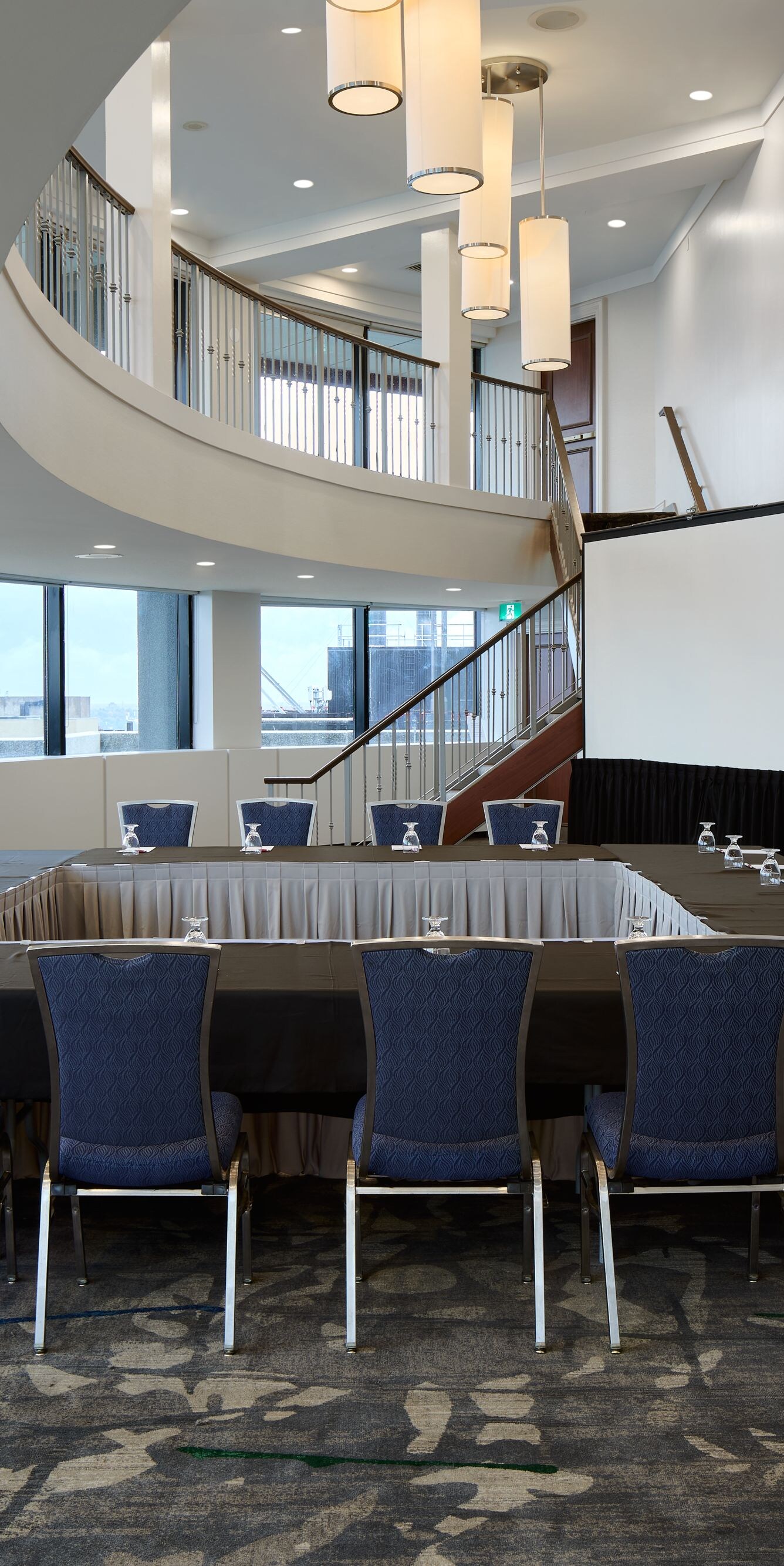 Salle Sussex avec fenêtres courbes et tables