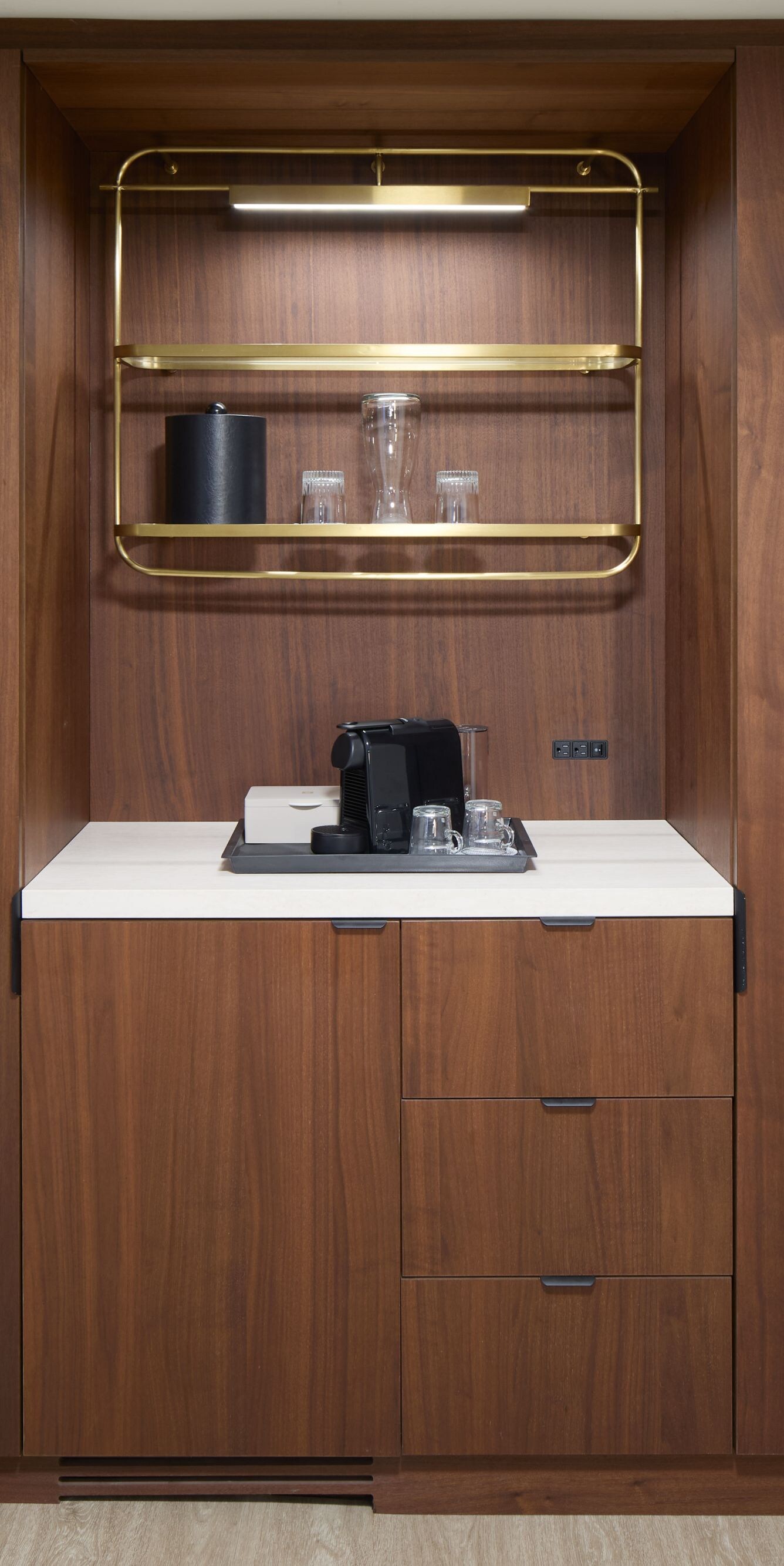Armoire en bois avec nécessaire à café