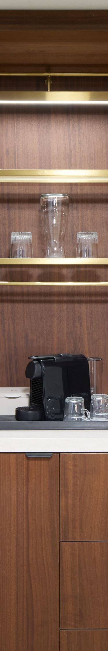 Armoire en bois avec nécessaire à café