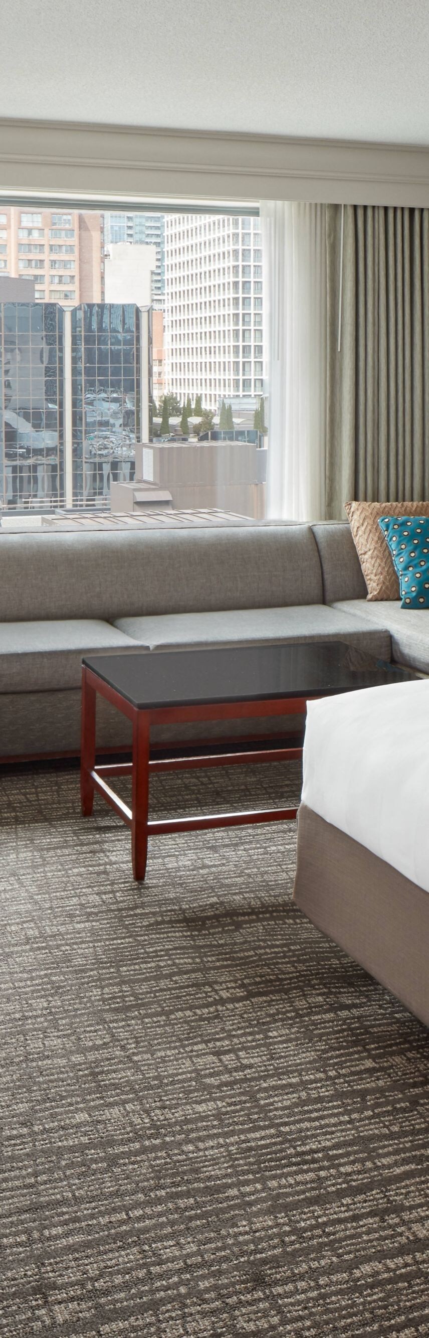 Chambre avec lit king size, vue sur la ville, chaise longue
