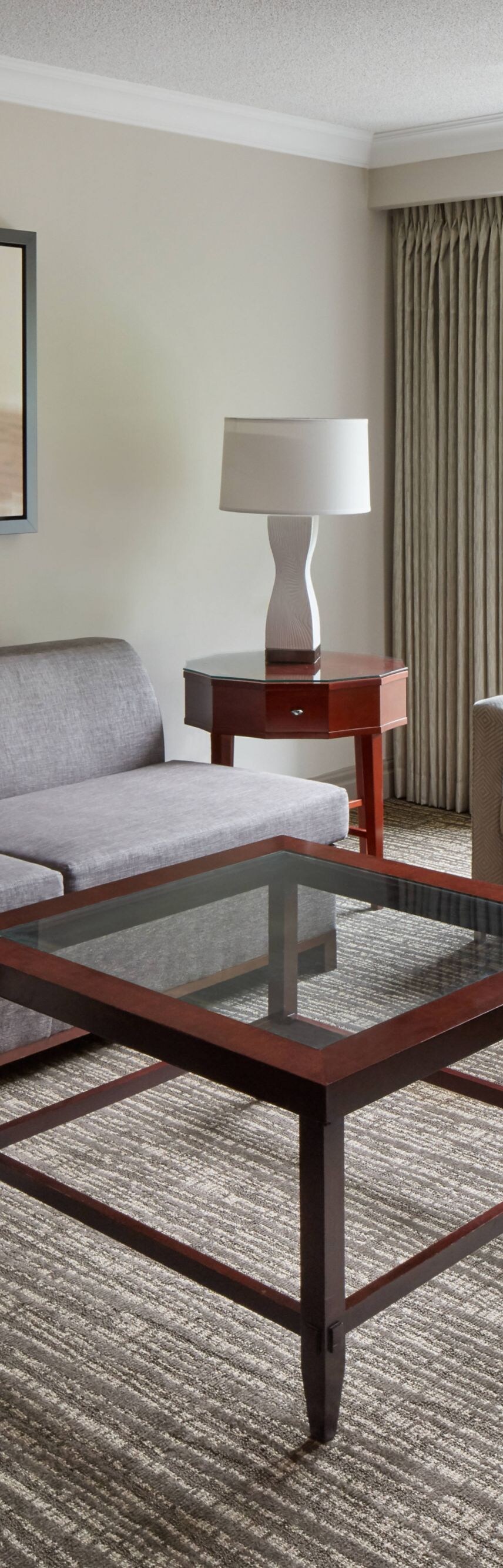 Suite à 1&nbsp;chambre avec canapé d'angle, table basse et deux fauteuils
