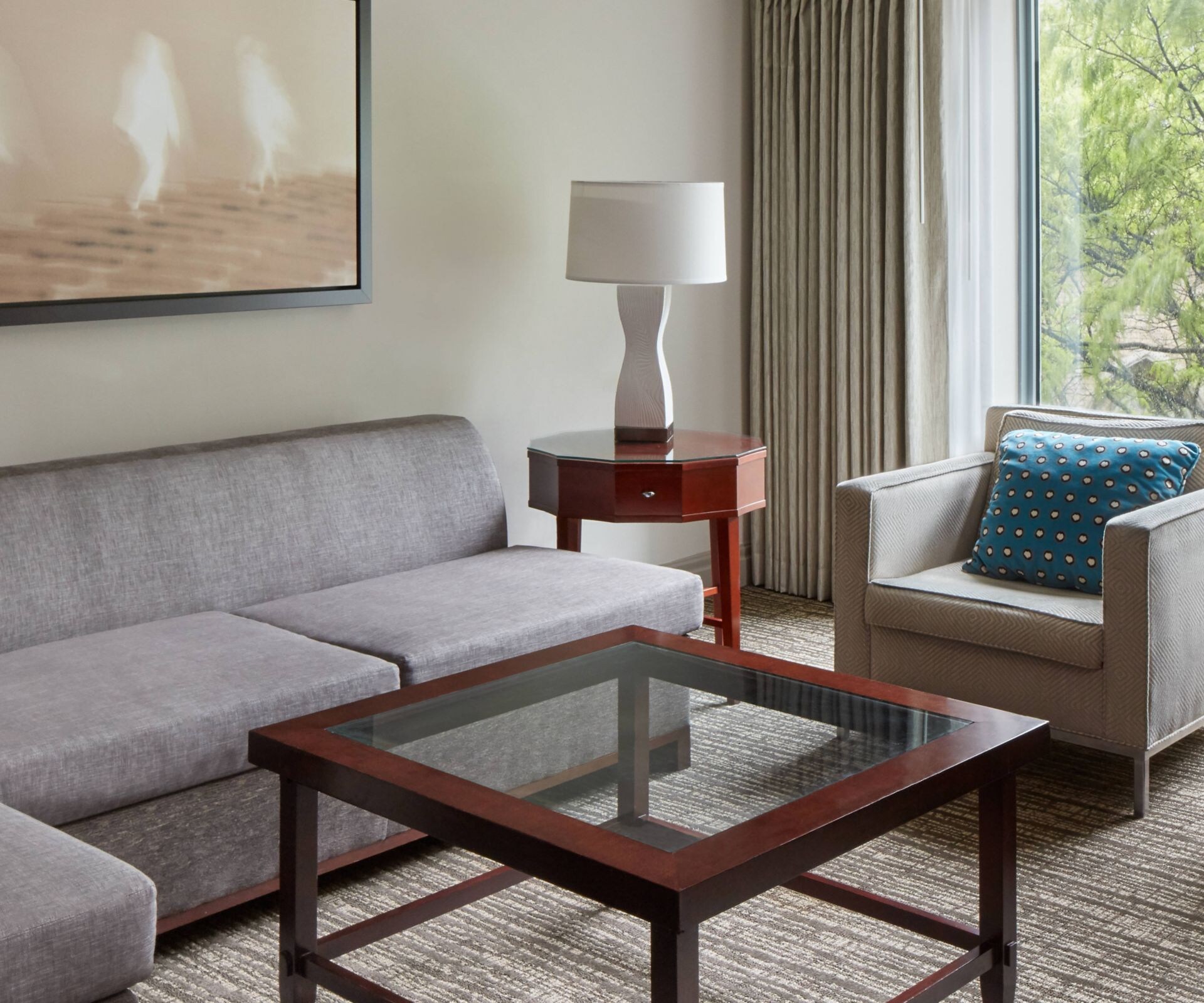 Suite à 1&nbsp;chambre avec canapé d'angle, table basse et deux fauteuils
