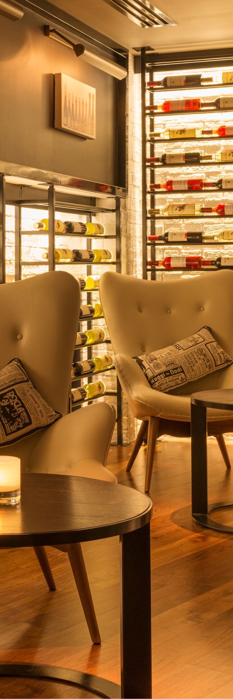 Weinwand im Loungebereich im Dachgeschoss