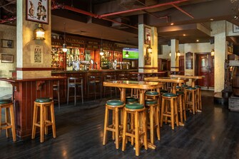 Tables de bar intérieures du pub irlandais 