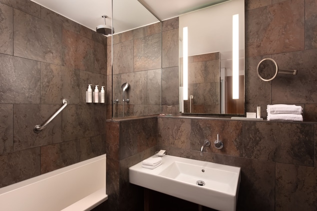  Deluxe & Premium's Bathroom with bathtub